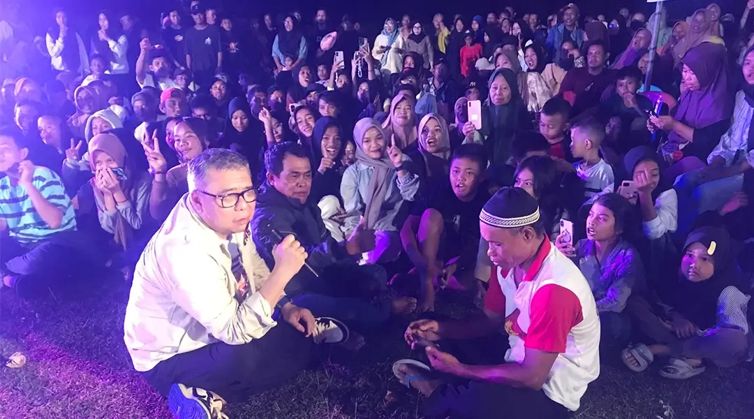 Calon Gubernur Sulteng nomor urut 1, Ahmad HM Ali memaparkan visi dan misinya saat kampanye di Bualemo, Kabupaten Banggai, Kamis (17/10/2024) malam. (Foto: Tim Media Partai Koalisi BERAMAL Sulteng)