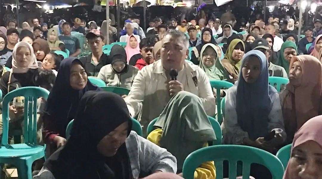 Calon Gubernur Sulawesi Tengah nomor urut 1, Ahmad HM Ali memaparkan program utamanya saat kampanye terbatas di Desa Rusa Kencana, Kecamatan Toili, Kabupaten Banggai, Kamis (24/10/2024) malam. (Foto: Tim Media Koalisi BERAMAL)