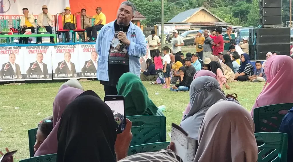 Calon Gubernur Sulawesi Tengah nomor urut 1, Ahmad HM Ali melakukan kampanye terbatas di Desa Pagimana, Kecamatan Pagimana, Kabupaten Banggai, Jumat (25/10/2024) sore. (Foto: Tim Media Koalisi BERAMAL)