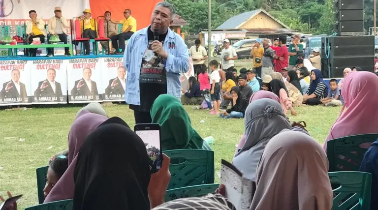 Calon Gubernur Sulawesi Tengah nomor urut 1, Ahmad HM Ali melakukan kampanye terbatas di Desa Pagimana, Kecamatan Pagimana, Kabupaten Banggai, Jumat (25/10/2024) sore. (Foto: Tim Media Koalisi BERAMAL)