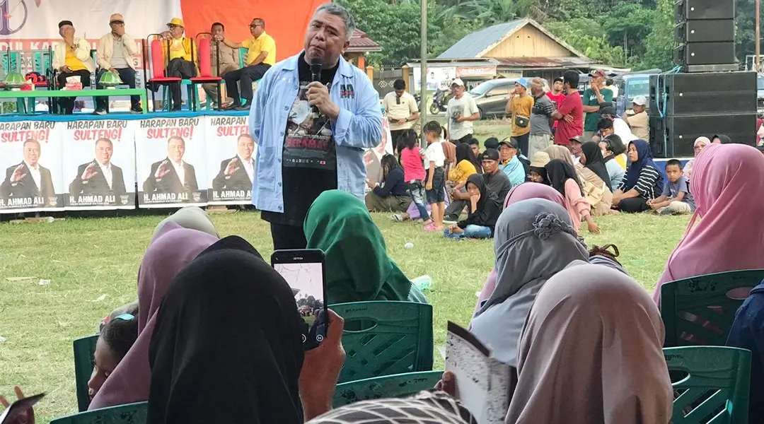 Calon Gubernur Sulawesi Tengah nomor urut 1, Ahmad HM Ali melakukan kampanye terbatas di Desa Pagimana, Kecamatan Pagimana, Kabupaten Banggai, Jumat (25/10/2024) sore. (Foto: Tim Media Koalisi BERAMAL)