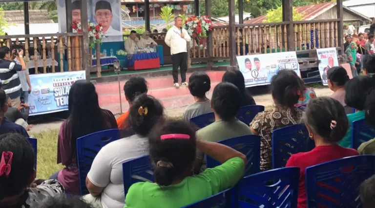 Calon Gubernur Sulteng nomor urut 1, Ahmad HM Ali menghadiri kampanye di Desa Sulubombong, Kecamatan Mantoh, Kabupaten Banggai, Jumat (18/10/2024) sore. Foto: (Tim Media Koalisi BERAMAL Sulteng)