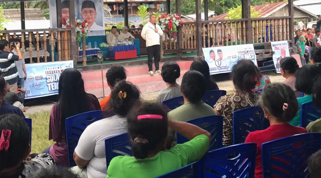 Calon Gubernur Sulteng nomor urut 1, Ahmad HM Ali menghadiri kampanye di Desa Sulubombong, Kecamatan Mantoh, Kabupaten Banggai, Jumat (18/10/2024) sore. Foto: (Tim Media Koalisi BERAMAL Sulteng)