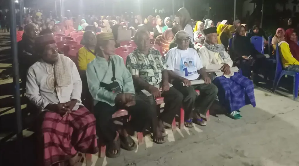 Juru kampanye Koalisi Beramal saat kampanye Calon Gubernur dan Wakil Gubernur Sulteng nomor urut 1, Ahmad HM Ali - Abdul Karim Aljufri di Desa Mawomba Kecamatan Toko Barat Tojo Unauna, Jumat (25/10/2024). (Foto: Tim Media Partai Koalisi BERAMAL)