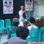 Juru Kampanye Koalisi BERAMAL provinsi, Andi Mulhanan Tombolotutu memaparkan program unggulan calon Gubernur dan Wakil Gubernur Sulawesi Tengah, Ahmad HM Ali dan Abdul Karim Aljufri, saat kampanye terbatas di Desa Kasimbar Barat, Kecamatan Kasimbar, Kabupaten Parigi Moutong, Minggu (27/10/2024). (Foto: Tim Media Koalisi BERAMAL)
