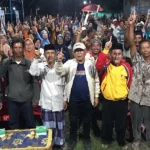 Juru Kampanye Partai Koalisi BERAMAL Sulawesi Tengah, Andi Mulhanan Tombolotutu berpose bersama warga seusai kampanye terbatas pasangan calon Gubernur dan Wakil Gubernur nomor urut 1, Ahmad HM Ali dan Abdul Karim Aljufri, di Desa Sienjo, Toribulu, Kabupaten Parigi Moutong, pada Minggu malam (27/10/2024). (Foto: Tim Media Partai Koalisi BERAMAL)