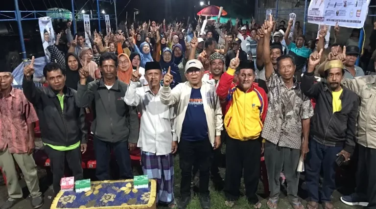 Juru Kampanye Partai Koalisi BERAMAL Sulawesi Tengah, Andi Mulhanan Tombolotutu berpose bersama warga seusai kampanye terbatas pasangan calon Gubernur dan Wakil Gubernur nomor urut 1, Ahmad HM Ali dan Abdul Karim Aljufri, di Desa Sienjo, Toribulu, Kabupaten Parigi Moutong, pada Minggu malam (27/10/2024). (Foto: Tim Media Partai Koalisi BERAMAL)