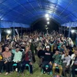 Ketua Harian Tim Pemenangan Partai Koalisi BERAMAL provinsi, Moh Hidayat Lamakarate berpose bersama warga seusai kampanye terbatas di Desa Donggulu, Kecamatan Kasimbar, Parigi Moutong, Minggu (27/10/2024) malam. (Foto: Tim Media Koalisi BERAMAL)