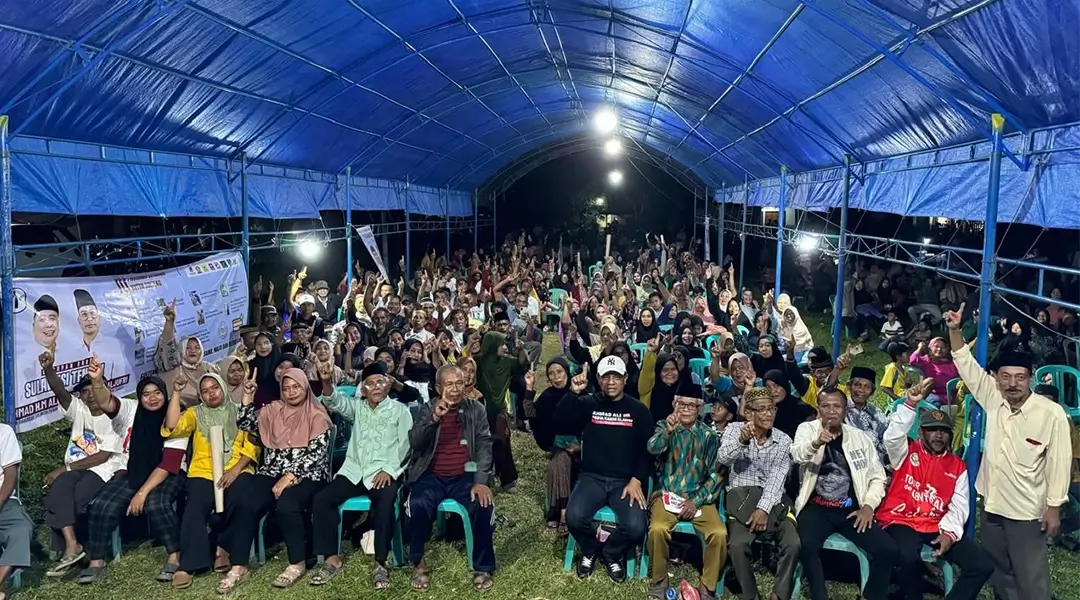 Ketua Harian Tim Pemenangan Partai Koalisi BERAMAL provinsi, Moh Hidayat Lamakarate berpose bersama warga seusai kampanye terbatas di Desa Donggulu, Kecamatan Kasimbar, Parigi Moutong, Minggu (27/10/2024) malam. (Foto: Tim Media Koalisi BERAMAL)
