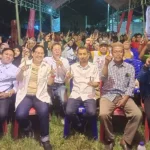 Juru kampanye Koalisi Beramal berpose bersama saat kampanye Calon Gubernur dan Wakil Gubernur Sulteng nomor urut 1, Ahmad HM Ali - Abdul Karim Aljufri kampanye terbatas di Kelurahan Pantoloan Baiya, Palu, Minggu (27/10/2024). (Foto: Tim Media Partai Koalisi BERAMAL)