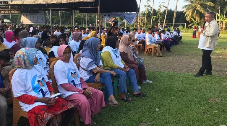 Calon Gubernur Sulawesi Tengah nomor urut 1, Ahmad HM Ali memaparkan program subsidi pertanian saat menggelar kampanye terbatas di Desa Sidole Barat, Kecamatan Ampibabo, Kabupaten Parigi Moutong, Senin (28/10/2024). (Foto: Tim Media Koalisi BERAMAL)