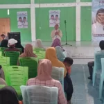 Juru Kampanye Partai Koalisi BERAMAL provinsi, Andi Mulhanan Tombolotutu memaparkan program yang diusung calon Gubernur Sulawesi Tengah nomor urut 1, Ahmad HM Ali saat kampanye terbatas yang berlangsung di Desa Lemo, Kecamatan Ampibabo, Kabupaten Parigi Moutong, Senin (28/10/2024). (Foto: Tim Media Koalisi BERAMAL)