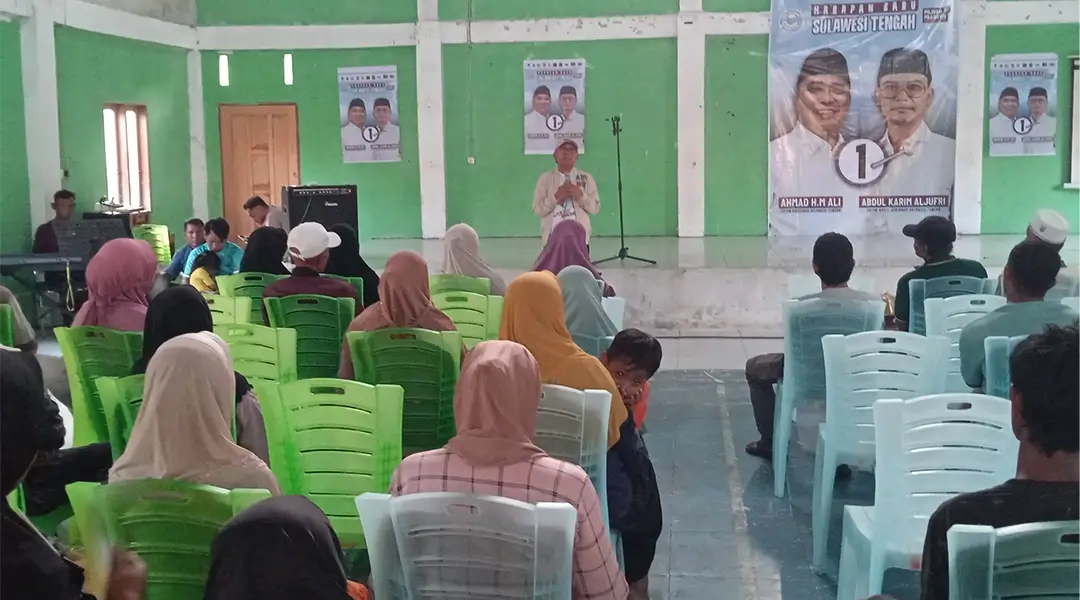 Juru Kampanye Partai Koalisi BERAMAL provinsi, Andi Mulhanan Tombolotutu memaparkan program yang diusung calon Gubernur Sulawesi Tengah nomor urut 1, Ahmad HM Ali saat kampanye terbatas yang berlangsung di Desa Lemo, Kecamatan Ampibabo, Kabupaten Parigi Moutong, Senin (28/10/2024). (Foto: Tim Media Koalisi BERAMAL)