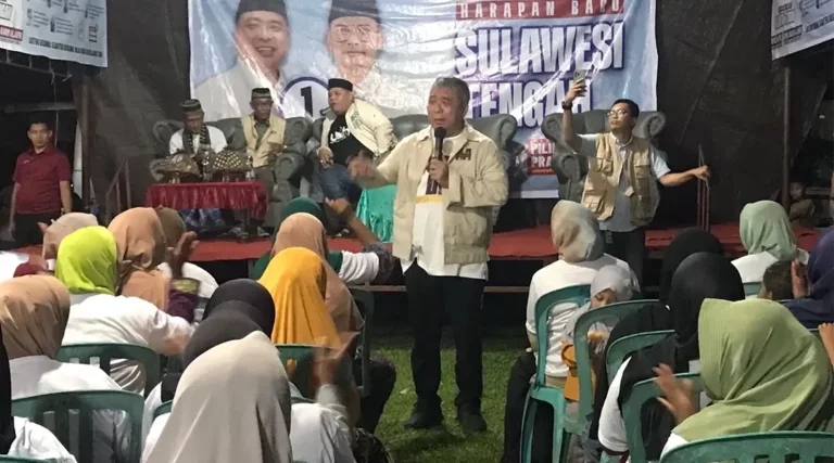Calon Gubernur Sulawesi Tengah nomor urut 1, Ahmad HM Ali, menyampaikan komitmennya untuk menciptakan 10 ribu usahawan baru di provinsi itu dalam kampanye terbatas yang digelar di lapangan Desa Siniu, Kecamatan Siniu, Kabupaten Parigi Moutong, Senin (28/10/2024) malam. (Foto: Tim Media Koalisi BERAMAL)