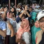 Ketua Harian Tim Pemenangan Koalisi BerAmal Sulawesi Tengah, Moh Hidayat Lamakarate berpose bersama warga seusai kampanye terbatas untuk calon Gubernur dan wakil Gubernur nomor urut 1, Ahmad HM Ali - Abdul Karim Aljufri di Desa Uevolo, Kecamatan Siniu, Kabupaten Parigi Moutong, Senin (28/10/2024) malam. (Foto: Tim Media Koalisi BerAmal)
