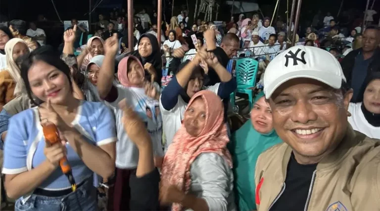 Ketua Harian Tim Pemenangan Koalisi BerAmal Sulawesi Tengah, Moh Hidayat Lamakarate berpose bersama warga seusai kampanye terbatas untuk calon Gubernur dan wakil Gubernur nomor urut 1, Ahmad HM Ali - Abdul Karim Aljufri di Desa Uevolo, Kecamatan Siniu, Kabupaten Parigi Moutong, Senin (28/10/2024) malam. (Foto: Tim Media Koalisi BerAmal)
