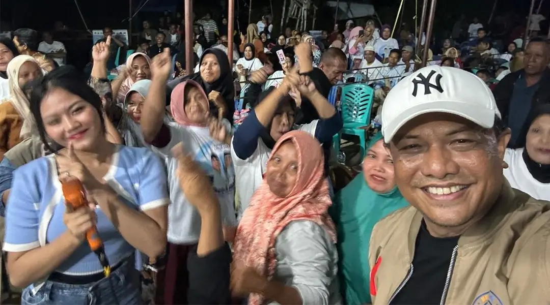 Ketua Harian Tim Pemenangan Koalisi BerAmal Sulawesi Tengah, Moh Hidayat Lamakarate berpose bersama warga seusai kampanye terbatas untuk calon Gubernur dan wakil Gubernur nomor urut 1, Ahmad HM Ali - Abdul Karim Aljufri di Desa Uevolo, Kecamatan Siniu, Kabupaten Parigi Moutong, Senin (28/10/2024) malam. (Foto: Tim Media Koalisi BerAmal)
