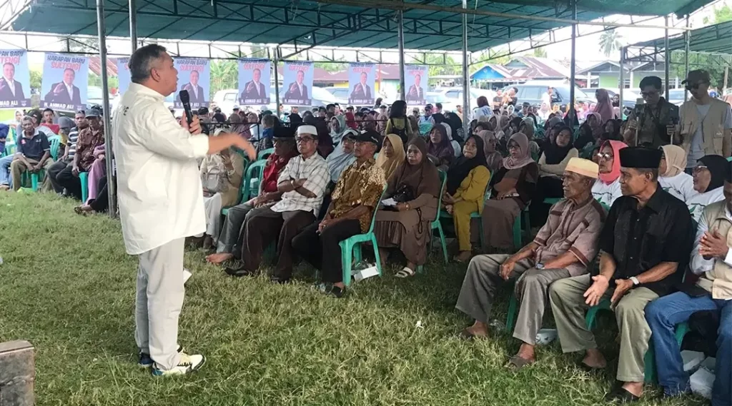 Calon Gubernur Sulawesi Tengah nomor urut 1, Ahmad HM Ali memaparkan program unggulannya saat kampanye terbatas di Desa Balantang, Kecamatan Batui, Kabupaten Banggai, Sabtu (19/10/2024). (Foto: Tim Media Partai Koalisi BERAMAL)