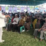 Calon Gubernur Sulawesi Tengah nomor urut 1, Ahmad HM Ali memaparkan program unggulannya saat kampanye terbatas di Desa Balantang, Kecamatan Batui, Kabupaten Banggai, Sabtu (19/10/2024). (Foto: Tim Media Partai Koalisi BERAMAL)