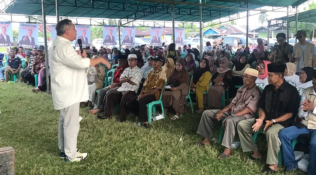Calon Gubernur Sulawesi Tengah nomor urut 1, Ahmad HM Ali memaparkan program unggulannya saat kampanye terbatas di Desa Balantang, Kecamatan Batui, Kabupaten Banggai, Sabtu (19/10/2024). (Foto: Tim Media Partai Koalisi BERAMAL)