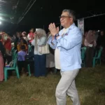 Calon Gubernur Sulteng nomor urut 1, Ahmad HM Ali menghadiri kampanye terbatas di Kelurahan Bakung, Kecamatan Batui, Kabupaten Banggai, Sabtu (19/10/2024) malam. (Foto: Tim Media Partai Koalisi BERAMAL)