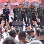 Danrem 132 Tadulako, Brigjen TNI Deni Gunawan (tengah) di arena Panggung Prajurit usai upacara peringatan HUT ke-79 TNI di Lapangan Mayonif 711/Raksatama, Palu, Sabtu (5/10/2024). (Foto: Penrem 132/Tdl)