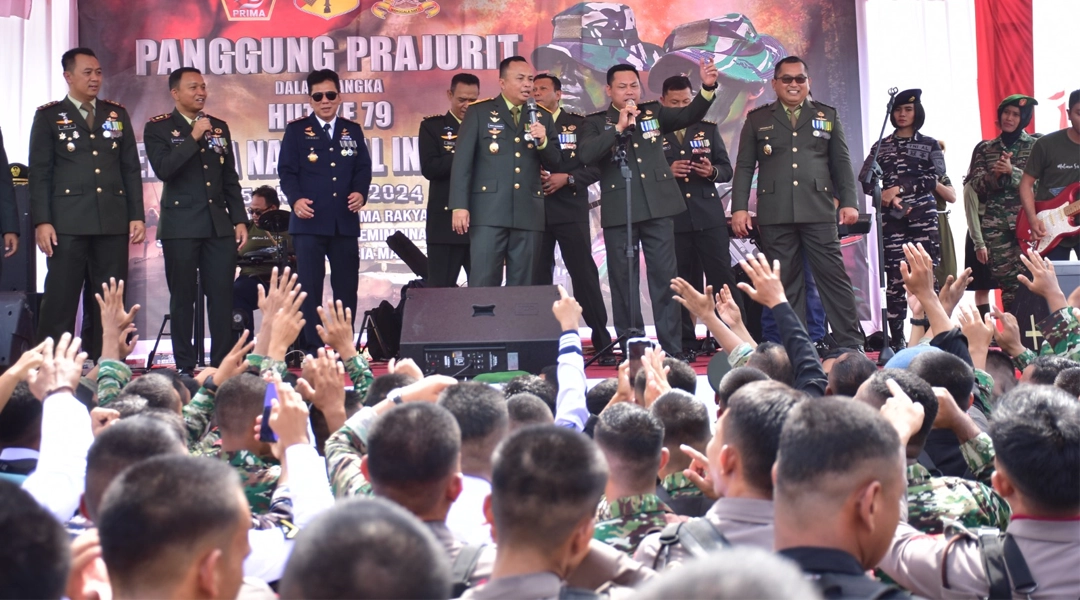 Danrem 132 Tadulako, Brigjen TNI Deni Gunawan (tengah) di arena Panggung Prajurit usai upacara peringatan HUT ke-79 TNI di Lapangan Mayonif 711/Raksatama, Palu, Sabtu (5/10/2024). (Foto: Penrem 132/Tdl)