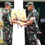 Brigjen TNi Dody Triwinarto (kanan) menyerahkan tongkat komando kepada pejabat baru Danrem 132 Tadulako, Brigjen TNI Deni Gunawan di Makorem 132/Tdl, Kamis (3/10/2024). (Foto: Penrem132/Tdl)