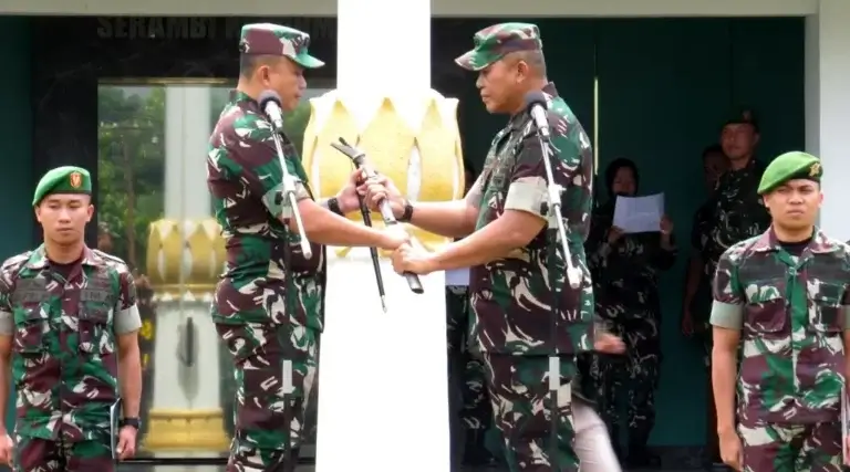 Brigjen TNi Dody Triwinarto (kanan) menyerahkan tongkat komando kepada pejabat baru Danrem 132 Tadulako, Brigjen TNI Deni Gunawan di Makorem 132/Tdl, Kamis (3/10/2024). (Foto: Penrem132/Tdl)