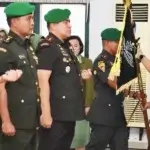 Danrem 132 Tadulako, Brigjen TNI Deni Gunawan (kanan) menyerahkan atribut satuan kepada para pejabat baru dalam sertijab di Makorem 132/Tdl, Kamis (3/10/2024). (Foto: Penrem 132/Tdl)