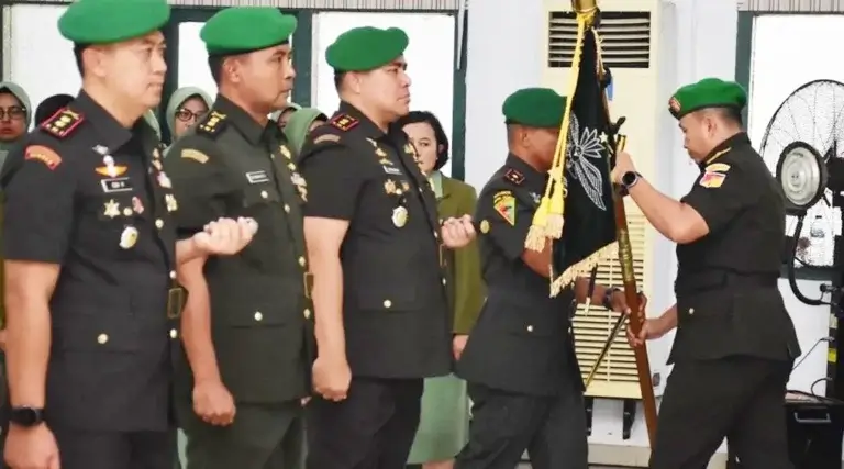 Danrem 132 Tadulako, Brigjen TNI Deni Gunawan (kanan) menyerahkan atribut satuan kepada para pejabat baru dalam sertijab di Makorem 132/Tdl, Kamis (3/10/2024). (Foto: Penrem 132/Tdl)
