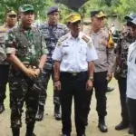 Danrem 132/Tdl Brigjen TNi Deni Gunawan (kedua kiri) meninjau salah satu sasaran usai pembukaan TMMD ke-122 di Parigi Moutong, Selasa (1/10/2024). (Foto: Penrem 132/Tdl)