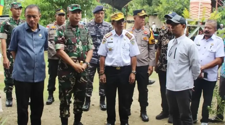 Danrem 132/Tdl Brigjen TNi Deni Gunawan (kedua kiri) meninjau salah satu sasaran usai pembukaan TMMD ke-122 di Parigi Moutong, Selasa (1/10/2024). (Foto: Penrem 132/Tdl)