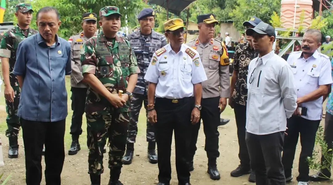 Danrem 132/Tdl Brigjen TNi Deni Gunawan (kedua kiri) meninjau salah satu sasaran usai pembukaan TMMD ke-122 di Parigi Moutong, Selasa (1/10/2024). (Foto: Penrem 132/Tdl)