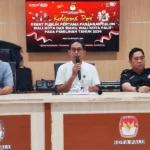 Ketua KPU Kota Palu, Idrus (tengah) bersama anggota KPU Kota Palu, Alfagih Mugaddam Alhabsyi (kiri) dan Sekretaris KPU Kota Palu, Aslam Adigama pad akonferesni pers persiapan debat publik perdana Pilkada Kota Palu di Kantor KPu Kota Palu, Minggu (20/10/2024). (Foto: bmzIMAGES/bmz)