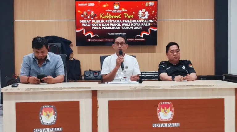 Ketua KPU Kota Palu, Idrus (tengah) bersama anggota KPU Kota Palu, Alfagih Mugaddam Alhabsyi (kiri) dan Sekretaris KPU Kota Palu, Aslam Adigama pad akonferesni pers persiapan debat publik perdana Pilkada Kota Palu di Kantor KPu Kota Palu, Minggu (20/10/2024). (Foto: bmzIMAGES/bmz)
