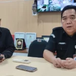 Ketua Divisi Hukum dan Pengawasan, KPU Kota Palu, Haris Lawisi (kiri) bersama Sekretaris KPU Kota Palu, Aslam Adigama. (Foto: bmzIMAGES/Basri Marzuki)