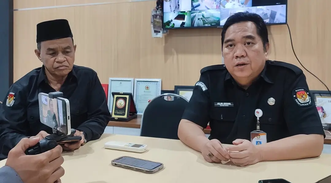 Ketua Divisi Hukum dan Pengawasan, KPU Kota Palu, Haris Lawisi (kiri) bersama Sekretaris KPU Kota Palu, Aslam Adigama. (Foto: bmzIMAGES/Basri Marzuki)