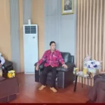 Kepala Kejari Palu, Mohammad Rohamdi (kanan) menerima kunjungan Ketua KPU Kota Palu, Idrus (kedua kanan), anggota KPU Kota Palu. Haris Lawisi, dan Kasubag Umum dan Logistik KPU Palu, Senin (14/10/2024). (Foto: Humas KPU Kota Palu)