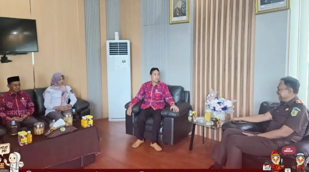 Kepala Kejari Palu, Mohammad Rohamdi (kanan) menerima kunjungan Ketua KPU Kota Palu, Idrus (kedua kanan), anggota KPU Kota Palu. Haris Lawisi, dan Kasubag Umum dan Logistik KPU Palu, Senin (14/10/2024). (Foto: Humas KPU Kota Palu)