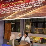 Petugas PPK melayani mahasiswa di Posko layanan pindah memilih di kampus Universitas Azis Lamadjido Palu, Rabu (23/10/2024). (Foto: bmzIMAGES/Basri Marzuki)