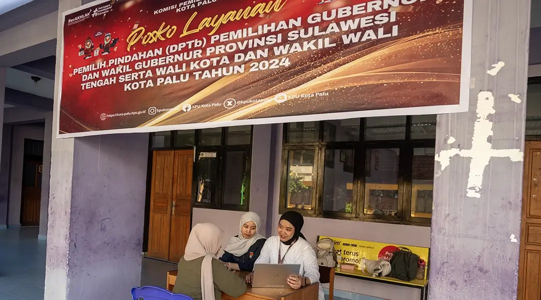 Petugas PPK melayani mahasiswa di Posko layanan pindah memilih di kampus Universitas Azis Lamadjido Palu, Rabu (23/10/2024). (Foto: bmzIMAGES/Basri Marzuki)