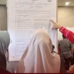 Ketua Divisi Perencanaan Data dan Informasi, Muhamad Musbah (kanan) bersama sejumlah staf melakukan simulasi pada Rakor DPTb di Palu, Senin (14/10/2024). (Foto: HO-KPU Kota Palu)
