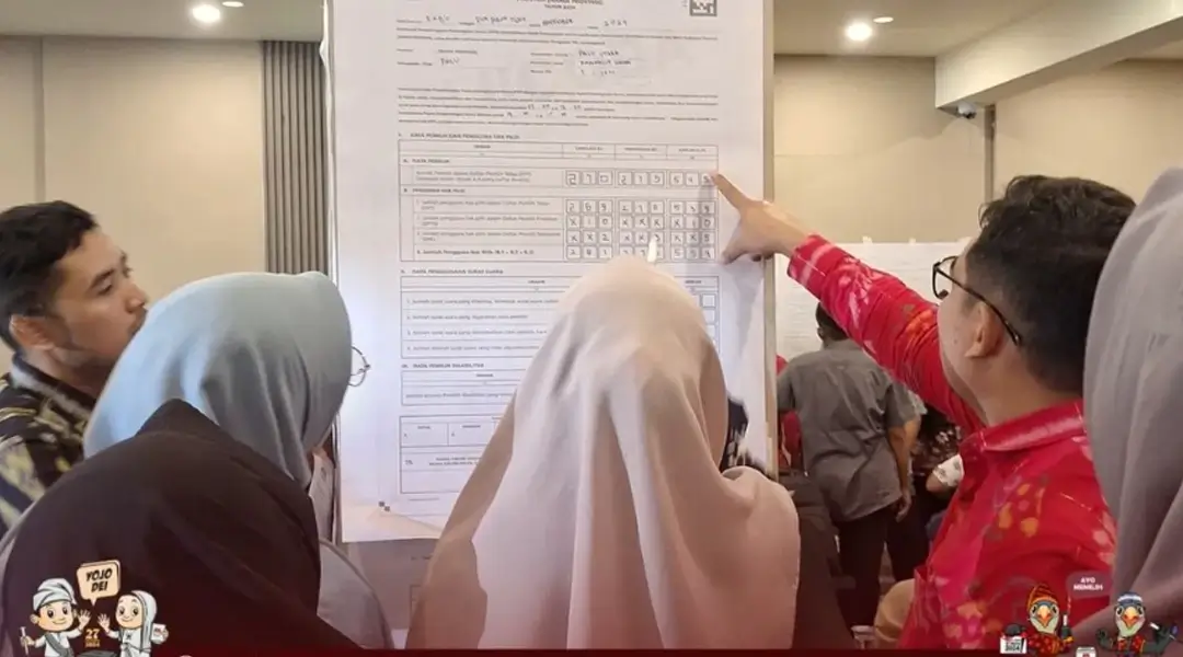 Ketua Divisi Perencanaan Data dan Informasi, Muhamad Musbah (kanan) bersama sejumlah staf melakukan simulasi pada Rakor DPTb di Palu, Senin (14/10/2024). (Foto: HO-KPU Kota Palu)