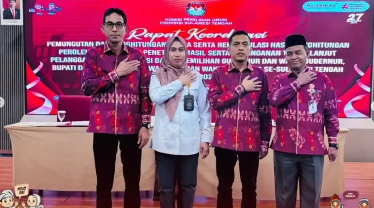 Ki-ka: Ketua Kota Palu, Idrus, Staf Sub Bagian Teknis Penyelenggara Pemilu, Azlinah, Anggota KPU Kota Palu, Iskandar Lembah dan dan Haris Lawisi pada Rapat Persiapan Pelaksanaan Pemungutan Suara di Palu, Senin (14/10/2024). (Foto: Humas KPU Kota Palu)