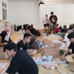Sejumlah petugas menortir dan melipat surat suara untuk Pilkada Serentak di Kantor KPU Kota Palu, Minggu (20/10/2024). (Foto: HO-KPU Kota Palu)