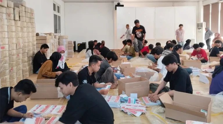 Sejumlah petugas menortir dan melipat surat suara untuk Pilkada Serentak di Kantor KPU Kota Palu, Minggu (20/10/2024). (Foto: HO-KPU Kota Palu)