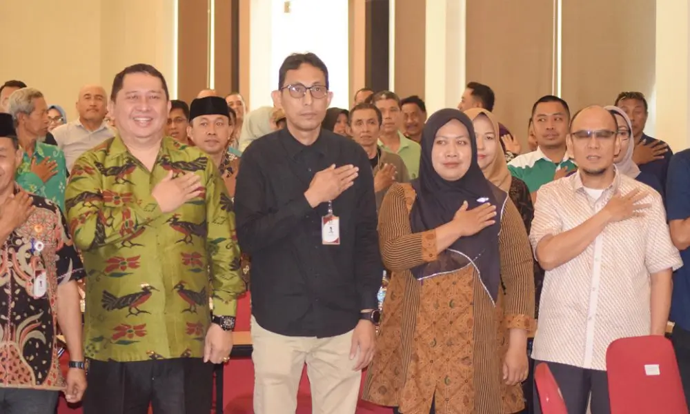 Pjs Wali Kota Palu, Muschsin Husein Pakaya (kiri) bersama Ketua KPU Kota Palu, Idrus (kedua kiri) pada sosialisasi peraturan KPU tentang pelaksanaan kampanye di Palu, Sabtu(12/10/2024). (Foto: Prokopim Setda Kota Palu/Jufri)