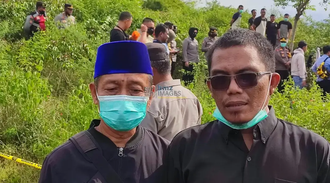 Ayah almarhum Bayu Adhityawan, Suyatno (kiri) bersama kuasa hukumnya, Natsir Said (kanan) memberi keterangan kepada wartawan di lokasi ekshumasi jenazah di Pekuburan Duyu, Palu, Jumat (4/102024). (Foto: bmzIMAGES/Basri Marzuki)