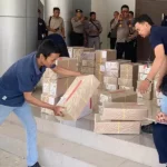 Petugas menata logistik Pilkada Serentak yang sudah tiba di Bandara Mutiara SIs ALjufri Palu, Jumat (18/10/2024). (Foto: Humas Satgas Ops Mantap Praja)